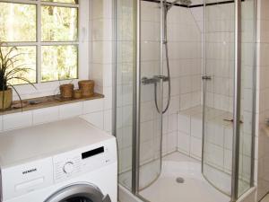 博恩Apartment Spitzgatt by Interhome的带淋浴和洗衣机的浴室
