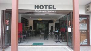 马六甲Cheng Ho Hotel的门口设有桌椅的酒店