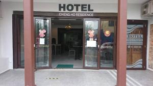马六甲Cheng Ho Hotel的玻璃门进入酒店