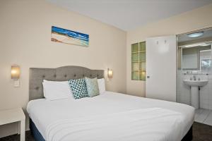 Broadwater Resort WA Tourism Awards 2022 Gold Winner客房内的一张或多张床位