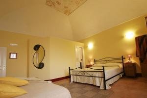 斯卡拉维罗尼宫住宿加早餐旅馆的一间卧室设有两张床和天花板