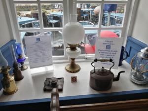 博斯卡斯尔Bridge House Bed & Breakfast的桌子上放着一盏灯和茶壶
