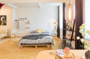 罗伊特林根☆Design Apartment Zentral☆200m vom Marktplatz☆ruhige Altstadtlage☆的卧室中间设有一张床