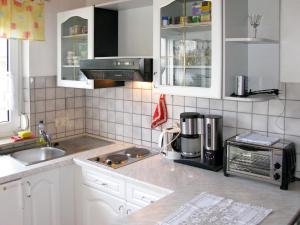 StrasenApartment Am Pälitzsee-2 by Interhome的厨房配有白色橱柜和水槽