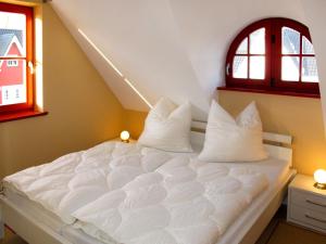 卡尔斯哈根Holiday Home Heide by Interhome的一张带白色床单和枕头的床