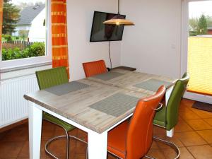 卡尔斯哈根Holiday Home Möwennest by Interhome的餐桌、四把椅子、桌子和窗户