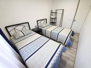 久姆里Central Guesthouse Gyumri的卧室内两张并排的床