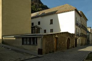 坎弗兰克Albergue-Refugio Sargantana的街道中间的一座古老建筑