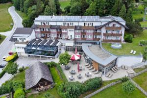 泰哈姆山麓弗拉德尼茨施蒂利亚大酒店的享有酒店庭院的空中景致