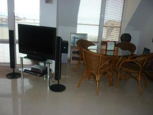 圣弗拉斯Апартмент Blue Sky的客厅配有电视和桌椅