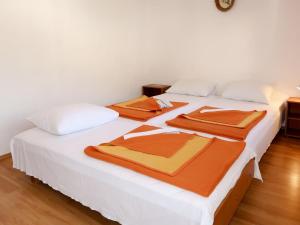 格拉达茨Apartment Rudez-2 by Interhome的一张白色的床,上面有两条毛巾