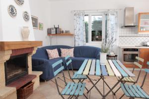 TiszacsegeNagymajor Birding Lodge的客厅设有蓝色的沙发和壁炉