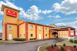 路易斯威尔Econo Lodge Louisville Airport的建筑一侧有标志的酒店