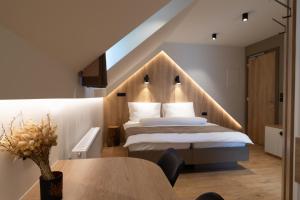 RadomljePenzion Repanšek的一间卧室配有一张带木制床头板的床