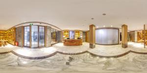杭州天伦精品酒店西湖店的大型客房,设有书架大堂