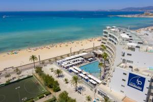 帕尔马海滩丰塔内利亚斯海滩公寓式酒店的享有海滩和度假村的空中景致