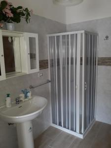 托雷莫泽Appartamento Alba vista spiaggia的带淋浴和盥洗盆的浴室