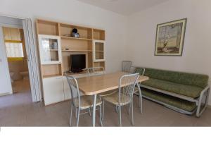 丽都斯皮纳Villino Sporting的客厅配有桌椅和沙发