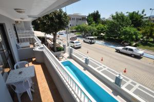 马尔马里斯德凡泽威凯幕公寓式酒店的阳台设有游泳池和街道