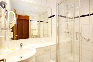 魏玛安娜·阿玛利亚酒店的白色的浴室设有水槽和淋浴。