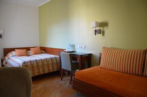克莱佩达普雷里乌迪亚酒店的酒店客房配有一张床、一张桌子和一把椅子。
