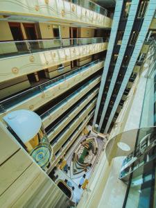 迪拜阿尔巴沙怡东大酒店的游轮楼梯的顶部景色