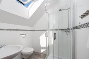 弗瓦迪斯瓦沃沃Baltic House的带淋浴、卫生间和盥洗盆的浴室