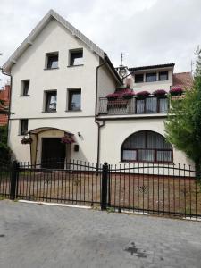 科沃布热格Willa IDYLLA的前面有栅栏的白色房子