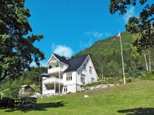 巴里斯川Chalet Villa Esefjord - FJS003 by Interhome的一座大白色的山坡上,有旗帜
