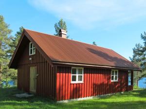 MjåvatnChalet Saglia - SOO020 by Interhome的红色谷仓,有红色屋顶