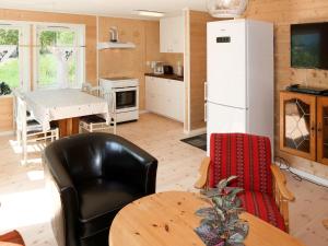 居德旺恩Chalet Kvitveis - FJS392 by Interhome的厨房配有桌子和白色冰箱。
