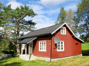 EvjeChalet Flatebygd - SOO355 by Interhome的黑色屋顶的红色小房子