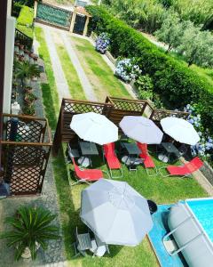 圣欧费米亚拉默齐亚B&B Villa dei Fiori的桌椅和遮阳伞的顶部景色