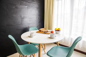 诺瓦海岸Terrazzos do Prado - Vista Ria de Aveiro的客房内的白色桌椅