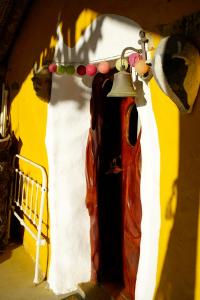 奥德米拉The Hobbit House - Montes da Ronha的挂在房子一边的钟
