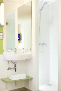 非斯MIA HOTELS Fes的一间带水槽和镜子的浴室
