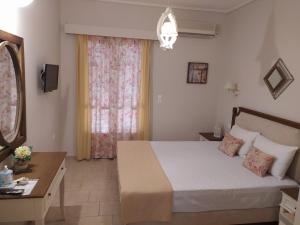 奈德里Bellarias House的一间卧室设有一张大床和一个窗户。