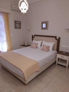 奈德里Bellarias House的一间卧室配有一张大床和两个枕头