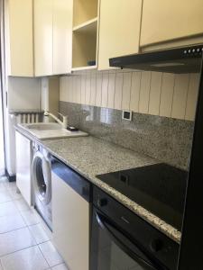 米兰SAY YES MILANO CITY LIFE的厨房配有洗衣机和烘干机