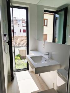 格拉纳达Broz Hostel的一间带水槽和镜子的浴室