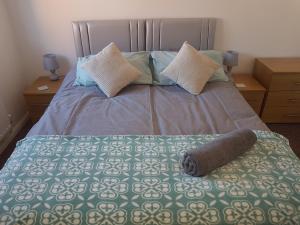 雷利Rayleigh House的床上有毯子和枕头