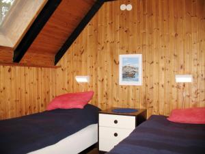 洛夫斯达伦Chalet Lofsdalen Fjällbjörken - HJD054 by Interhome的一间卧室设有两张床和木镶板墙