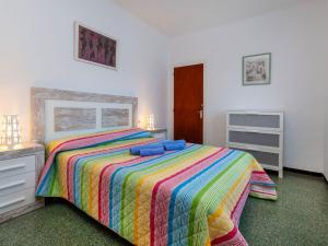 莱斯卡拉Holiday Home L'Escapade by Interhome的一间卧室配有一张带彩色毯子的床