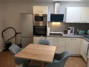 布劳恩拉格Apartment der Entspannung的厨房配有桌椅和微波炉。