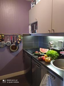 巴黎Le Jourdain的厨房配有带蔬菜和水槽的柜台