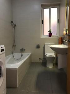 圣保罗湾城Ocean Pearl Apartment no4的带浴缸、卫生间和盥洗盆的浴室