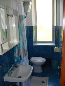 阿曼泰阿GP casa vacanza Amantea的一间带水槽和卫生间的浴室以及窗户。