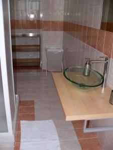 阿曼泰阿GP casa vacanza Amantea的一个带玻璃碗水槽的柜台浴室