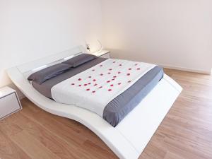 奥罗塞伊Guest House - La bella vita的卧室配有一张红色的白色床