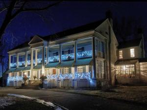 贝尔维尔蒙特罗斯住宿加早餐旅馆的一座晚上有圣诞灯的建筑